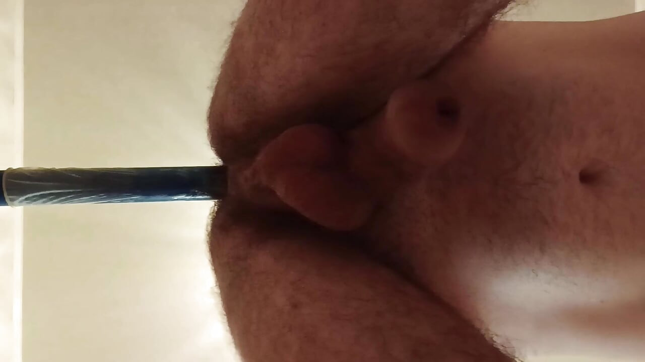 Pelacur gay berjembut menunggangi dildo.