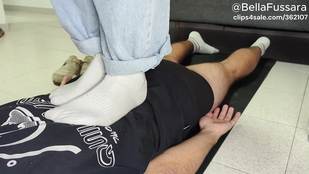 第一人称视角践踏疗法：柔软的鸡巴和身体践踏脚交 - 袜子，赤脚，鞋子！- Bellafussara