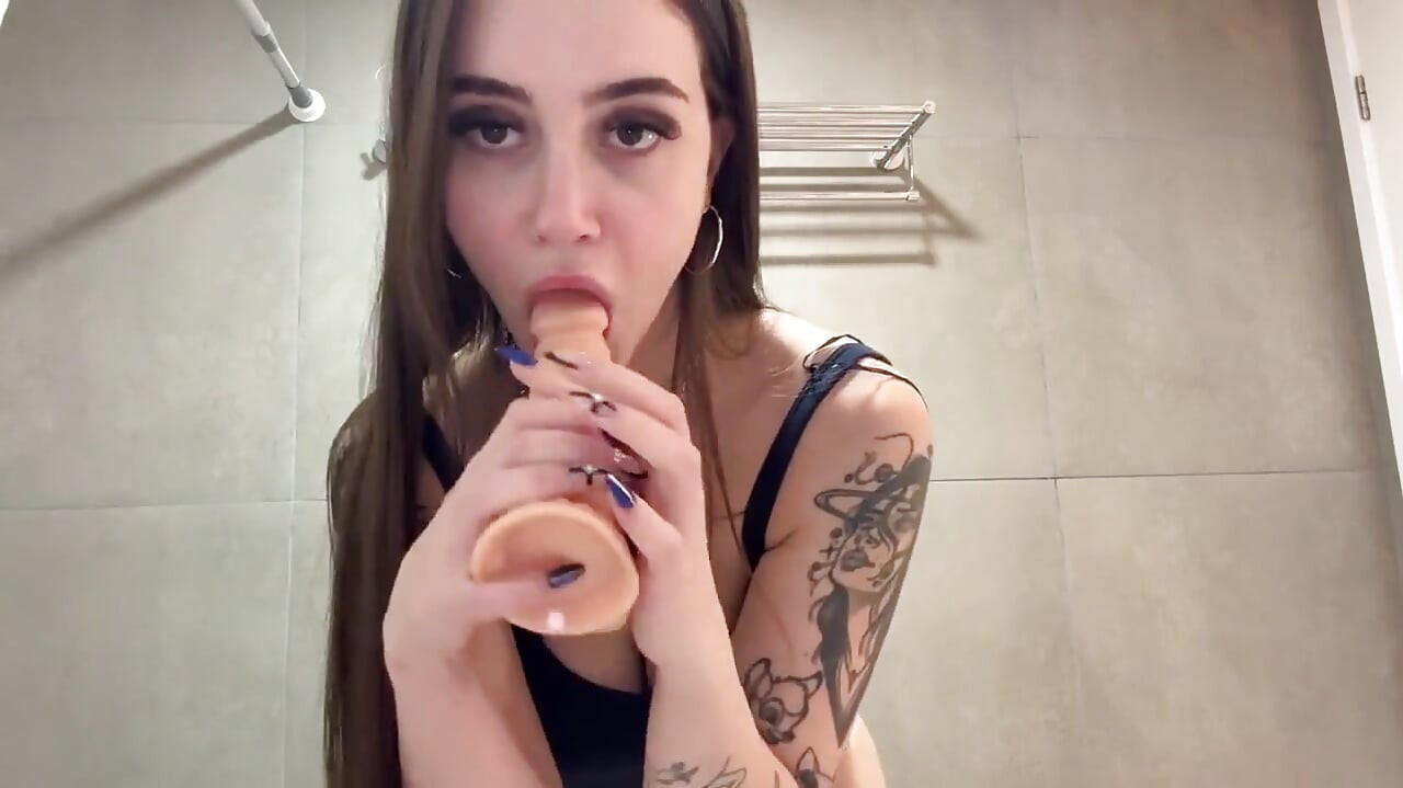 Ich Lutsche Meinen Neuen Dildo