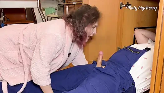 Lavabomu tamir etmesi için tesisatçıyı aradı, onun yerine götümü sikti