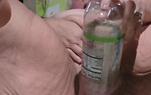 Verdammt, sie fickt eine flasche