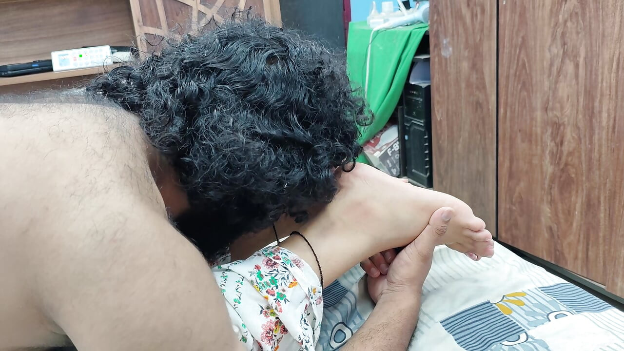 Pés lambem romance em saia