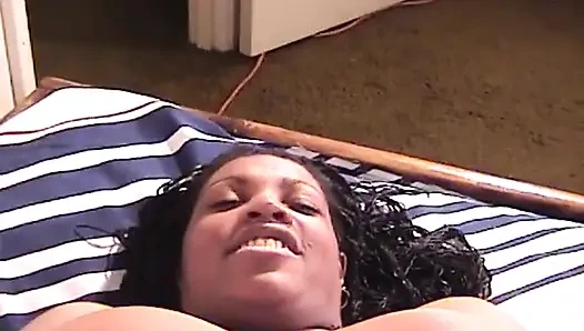 Mollige ebenholz-schlampe zeigt ihre lutschen fähigkeiten