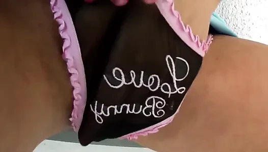 Büyük memeli sarışın hizmetçi derin sikişmeden önce parmakları amını damlatıyor