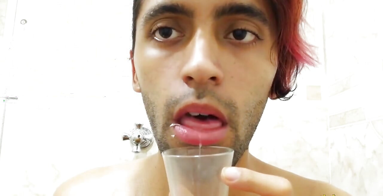 Mengisi kaca dengan ludah dan melancap dengannya sehingga saya pancut dan minum air mani saya.