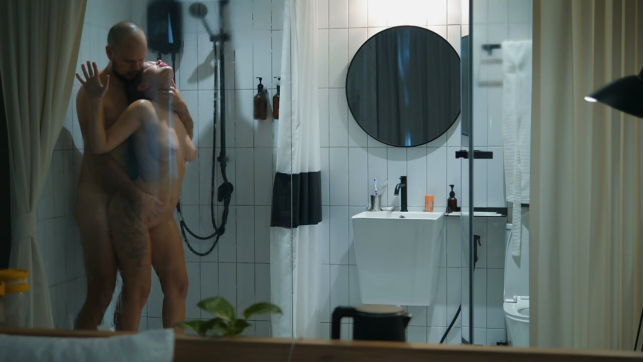 Sexe À La Maison Sous La Douche. Un Vrai Couple Fait L’amour