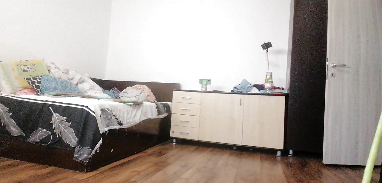 Seksi žena vježba gola kod kuće Amaterska žena masturbira s prstima u svojoj pički