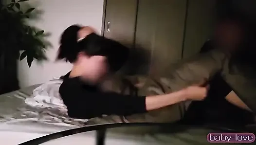 Sosok menawan Berubah Menjadi Kepala Di Mana-Mana sebagai Hari Musim Dingin yang Tenang Perlahan-lahan bergeser menjadi malam pribadi ke-2