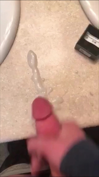 urmărește-mi cum ejaculează tare