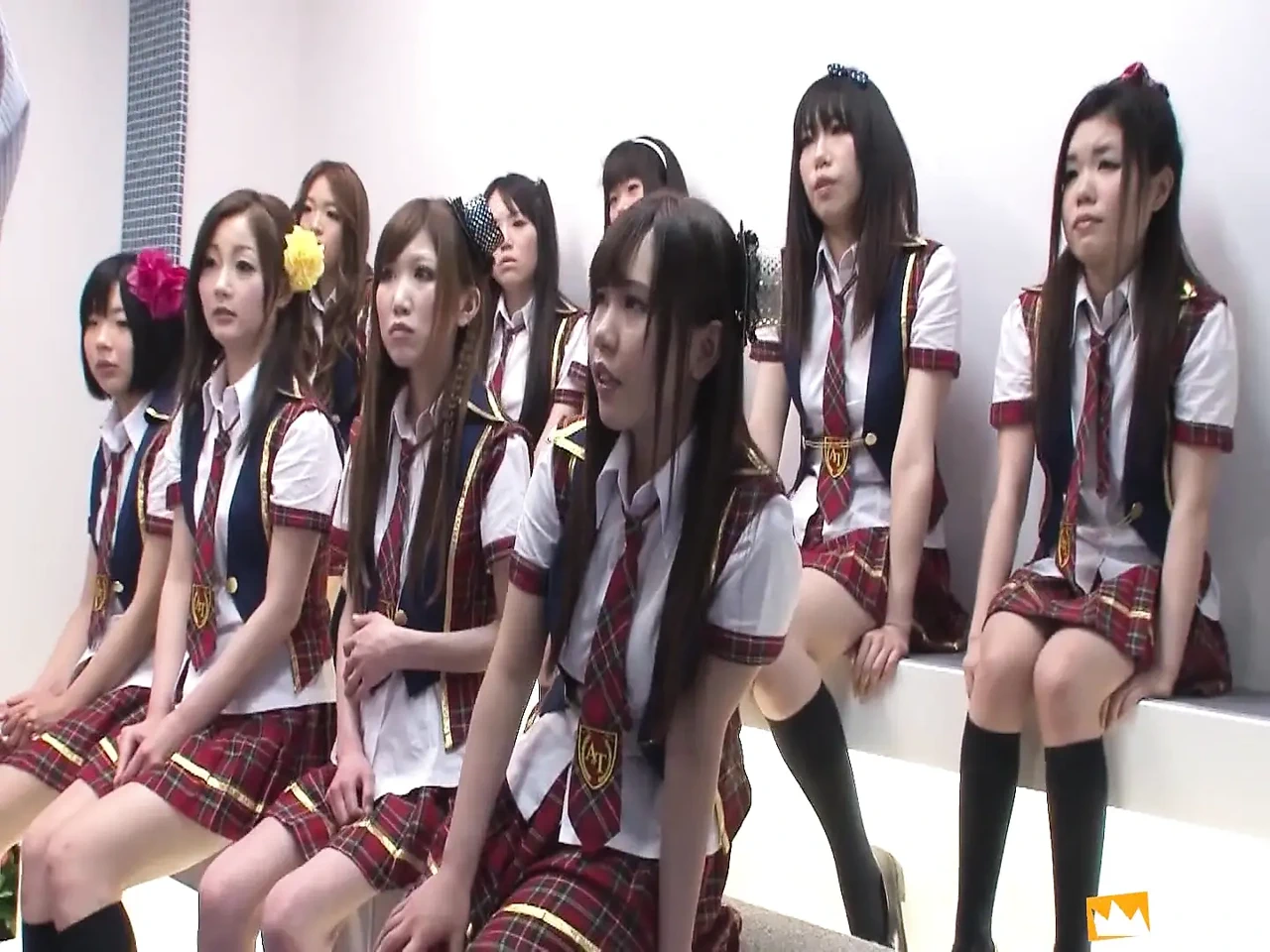 日本学生得到他们毛茸茸的阴户满足并被抽在热群交中