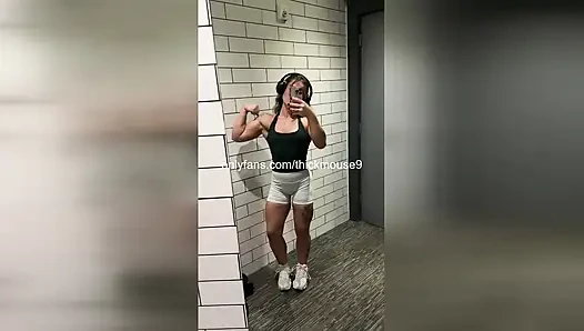 Gadis tiktok 18 tahun muncrat di memeknya sampai kering pakai pistol pijat live