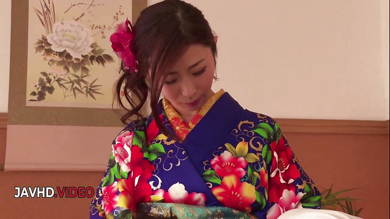 Ayumi shinoda si cewek seksi jepang dengan baju kimono lagi asik nyepong kontol intens