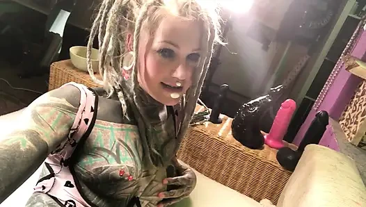 Geiles alternative tätowiertes mädchen zeigt ihr sexspielzeug mit arsch stopfen