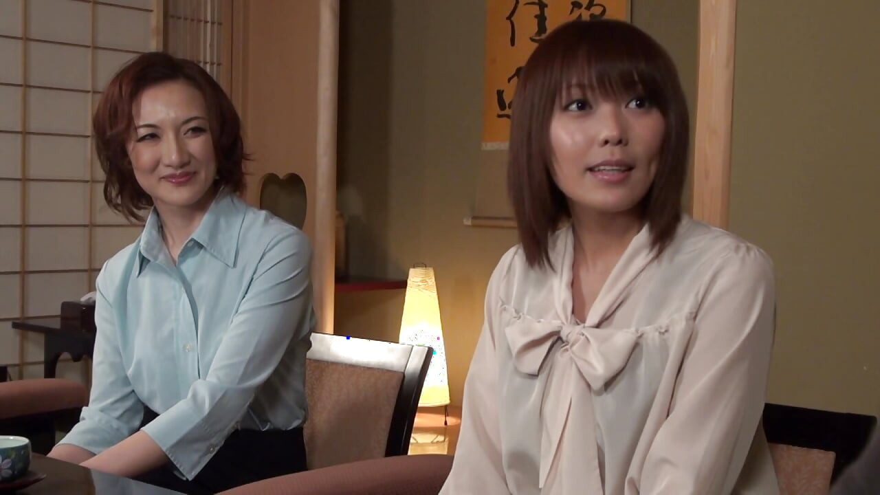 A137B05 48-year-old secretary, exposing her lewd behavior in front of her daughter! The wife resists because it's in front of their daughter,