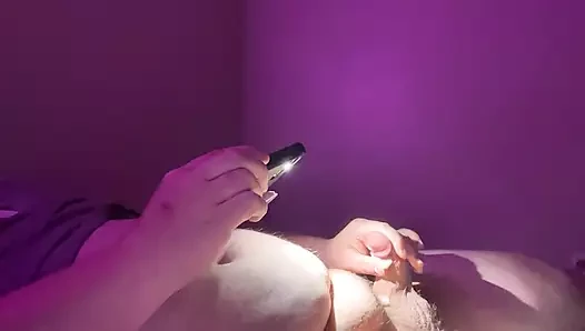Tek başına mastürbasyon yapıyor
