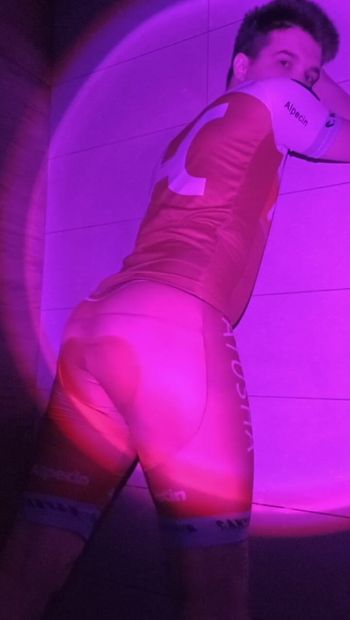 타이트한 섹시 사이클링 수트를 입고 큰 엉덩이를 보여주는 겸둥이 트윈크