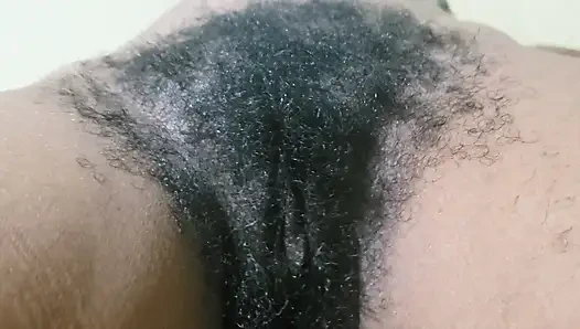 Tante seksi dengan memek berbulu dientot habis-habisan sama pria dewasa sampai mengerang keenakan