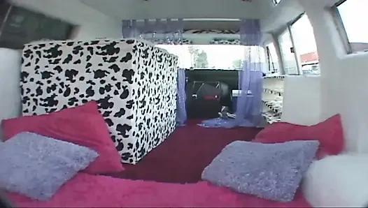 Stark penetrierter schlitz von geiler Youngster love box sieht klein voller sperma im gesicht aus