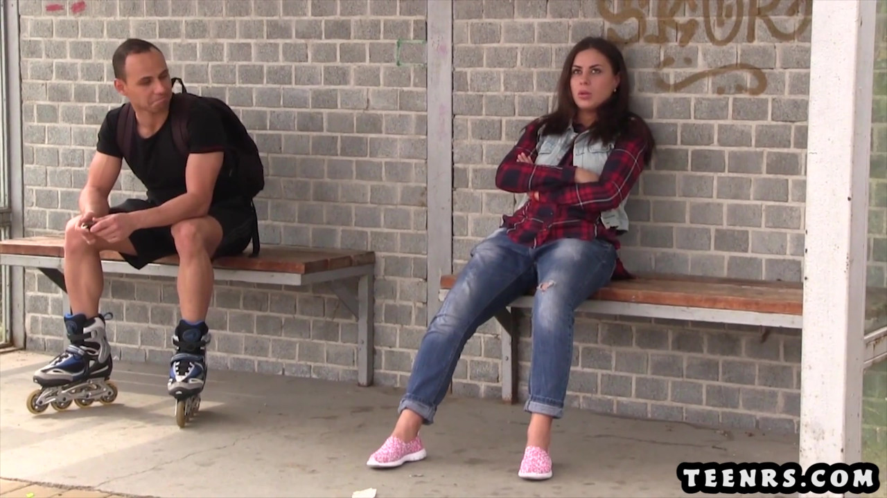 ローラースケート泥棒がディープスロートとファックで警察を脱出