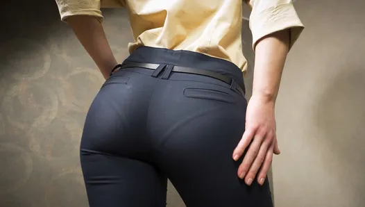 穿着紧身工作裤的完美屁股亚洲女郎挑逗可见的内裤线条