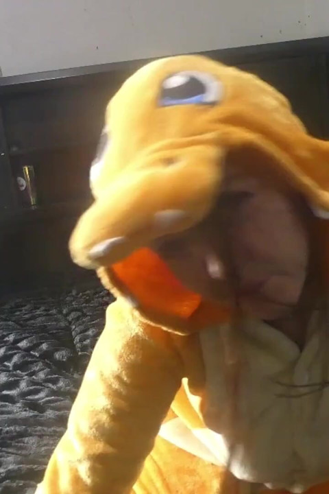 Charizard takım elbiseli Renee Sakuya dans ediyor, sessiz film