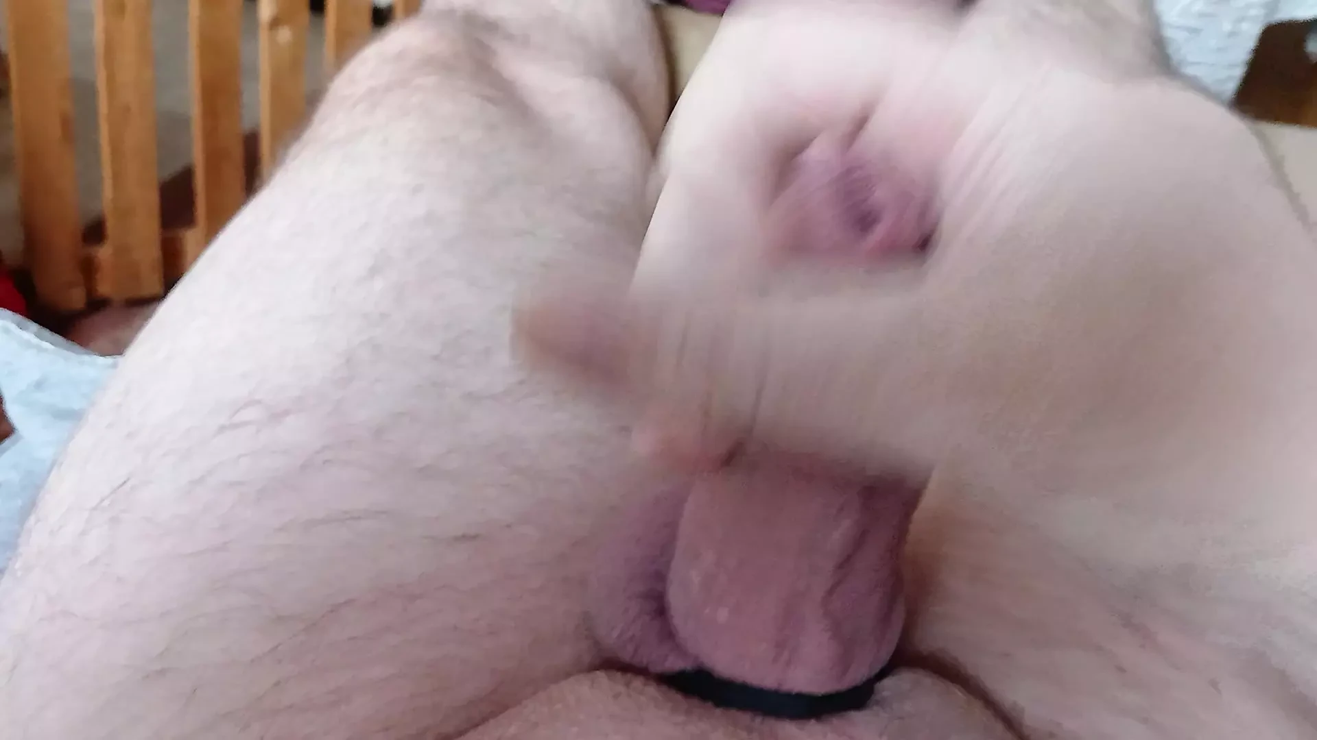 Berbaring dan ngocok kontolnya di sofa sampai dia orgasme