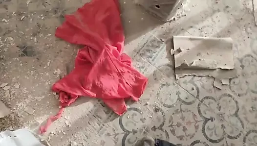 Kırmızı elbise 4 çiğneniyor ve kirli zeminde tekmeleniyor