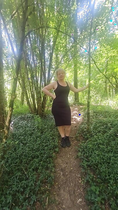 Uma pequena caminhada na floresta procurando um bom pau para drenar