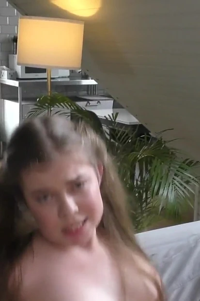 Padrasto fode sua enteada, e um amigo filma na câmera