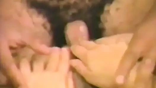 Брюнетке в маске трахают ее дырку по всему спортзалю