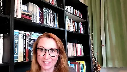 Masum kütüphaneci başınızı siktiriyor ve size sakso çekiyor