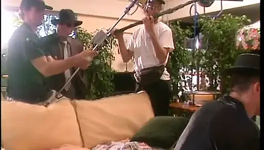 İri göğüslü babydoll sarışın adamın yarağını emiyor ve sonra domaltarak sikişmek için eğiliyor