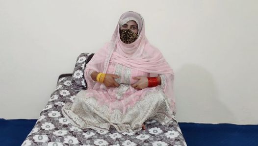 漂亮的大奶子巴基斯坦新娘穿着婚纱用假阳具抽插阴户
