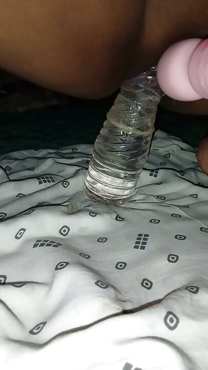 Indická Desi horká bhabhi s lahví na vodu v kůře