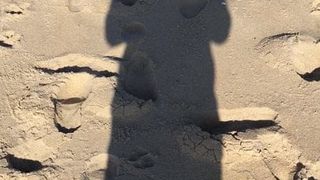 Caminhando na sombra na praia de Santa Cruz
