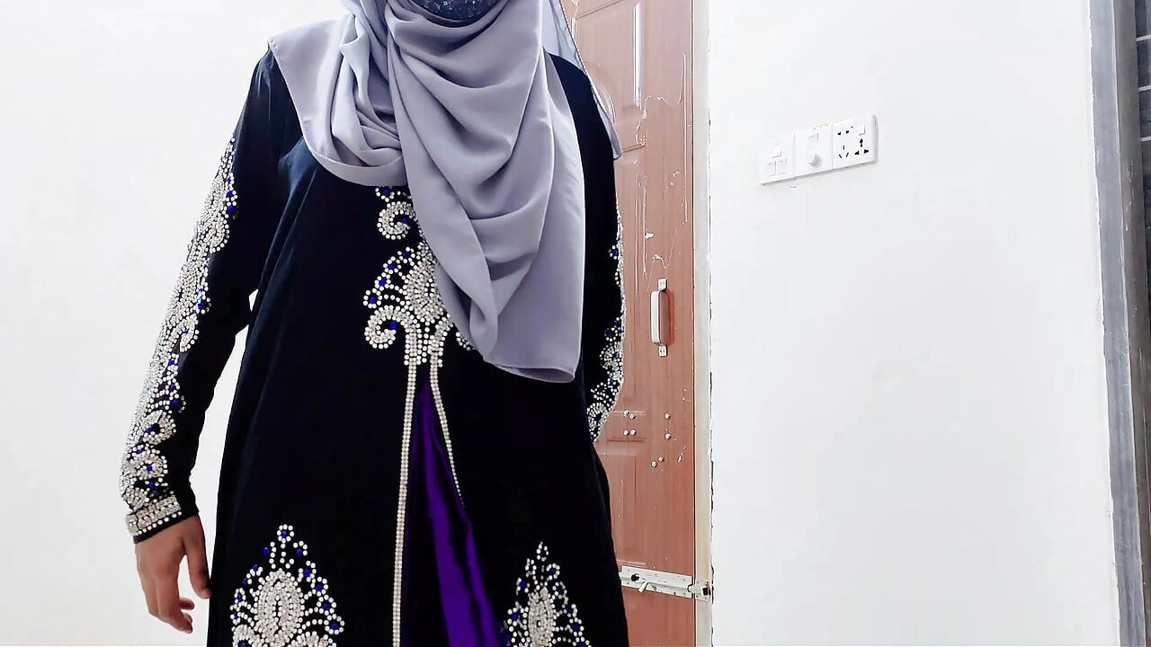 Hijabi stepmom need big dick for face fuck so stepson help her hot xxx