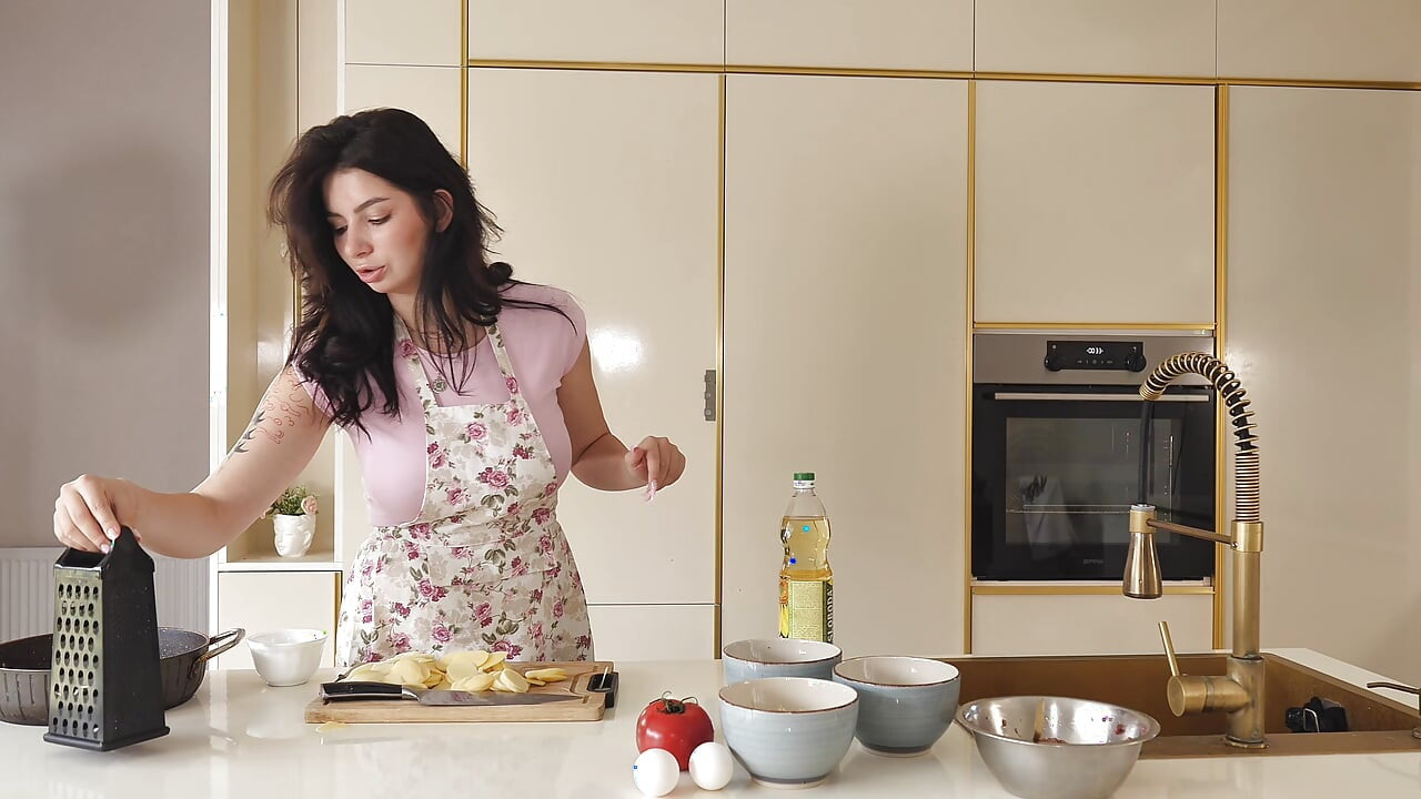 O programa de culinária se transformou em um trio bissexual com sêmen no rosto.