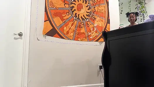 Azgın kıllı siyah amcık dildoya biniyor ve bir kaltak gibi eğleniyor