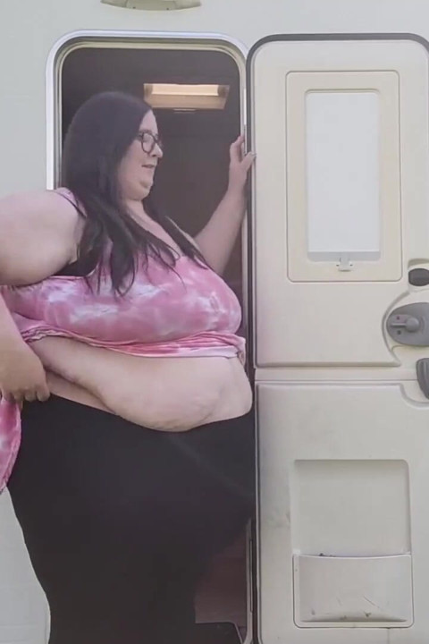 SSBBW נגד דלת קרוואן זעירה