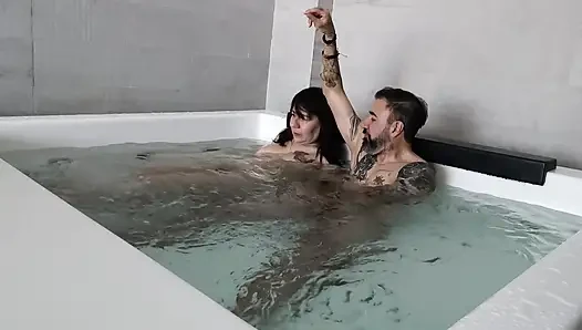 Я занималась сексом с моим любовником в джакузи