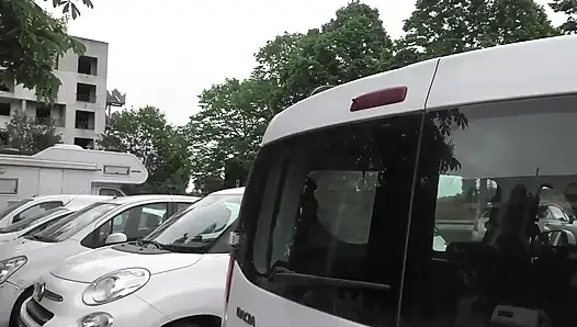 Maskierte Netzschlampe Wird Von Mehreren Typen Hart Gefickt