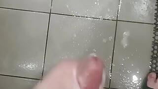 Ich wichse unter der Dusche viel Sperma saftig ab.