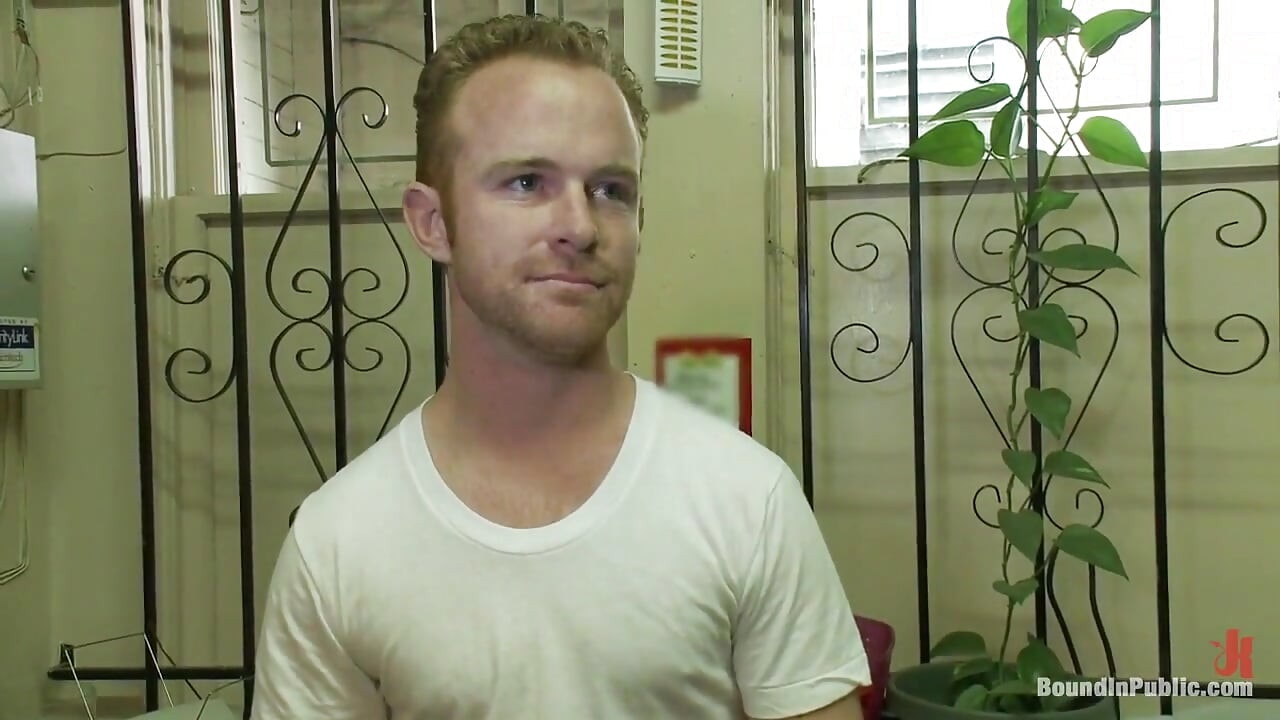 Jurulatih gim panas diikat dan dikongkek gangbang di kedai lucah