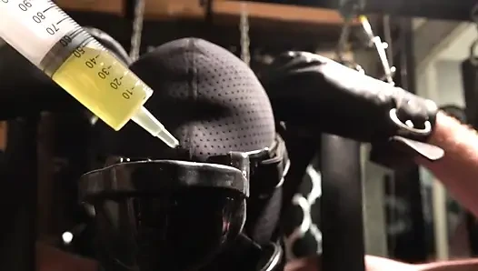 Подвеска раба и кормление спермой с писсингом Chaser