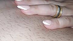 Hijastro se desnuda en la cama para ser tocado por la madrastra con sus uñas largas sexy