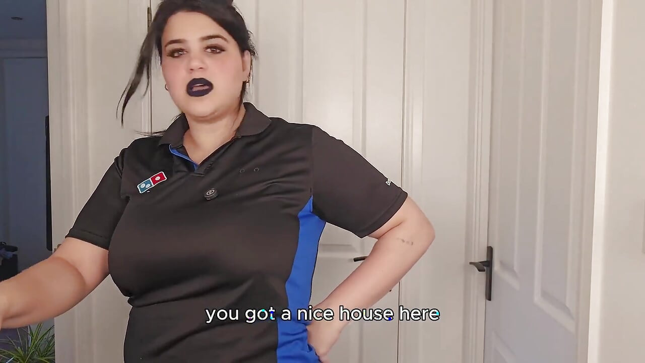Kurye kız evine taşınıyor ve sana aşağılayıcı görevler yapıyor
