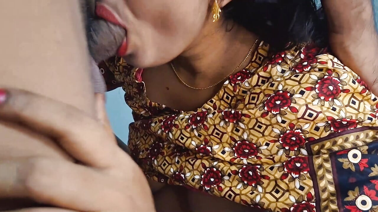 Un demi-frère desi indien donne du sexe de haute qualité et lèche sa demi-sœur avec sa grosse bite. vidéo virale