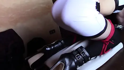 Laura На каблуках модели 2021 года связали на столе и грубо трахнули и трахнули в глотку