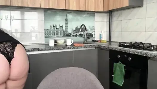 Jucielussie мастурбирует утреннюю на кухне