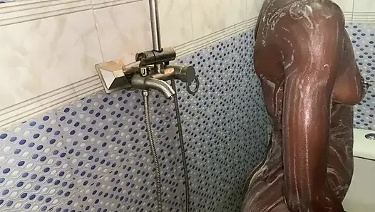 Ateşli zenci bebek banyoda tombul doğal güzellik